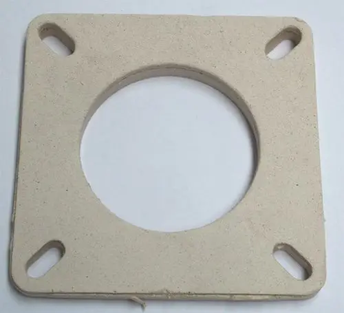 Daikin Dichtung mit quadratischer Form und mittigem Loch, gefertigt aus einem kompakten material. An den Ecken sind zwei Löcher zum Befestigen vorhanden.